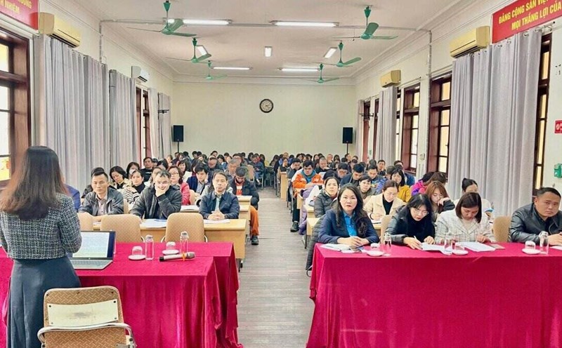 Grassroots union officials and trade unions under the Hanoi Transport Trade Union received training on the Trade Union Law and the Social Insurance Law 2024. Photo: Trade Union