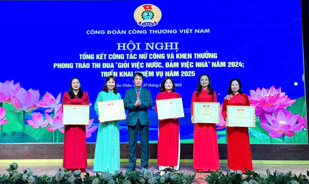 Mr. Phan Van Ban - Member of the Presidium of the Vietnam General Confederation of Labor, Chairman of the Vietnam Trade Union of Industry and Trade - awarded certificates of merit to outstanding female employees. Photo: Vietnam General Confederation of Labor
