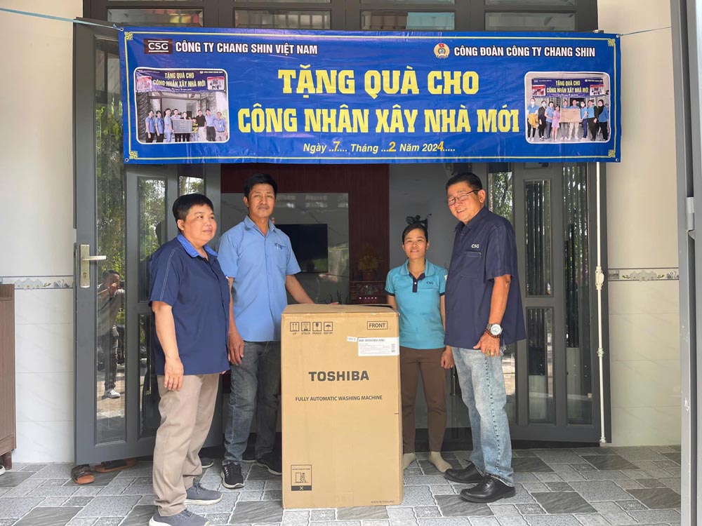The union presents gifts to workers building new houses. Photo: Trade Union of Chang Shin Vietnam Company Limited