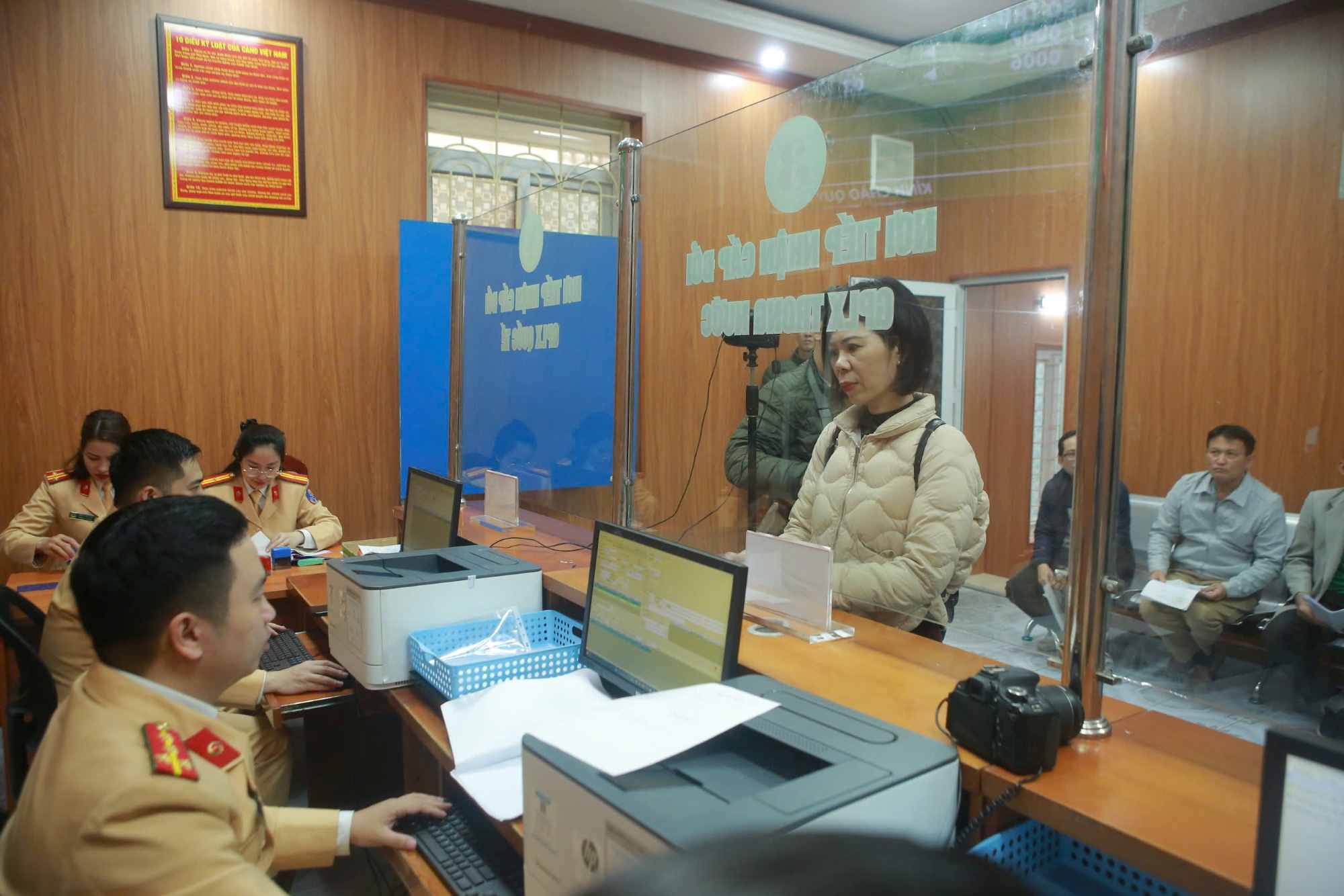 Traffic police officers were assigned to be present to guide people to complete their declarations and documents to avoid errors. Photo: Huu Chanh