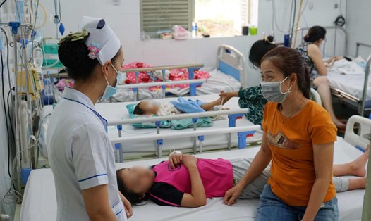Bệnh nhi mắc sốt xuất huyết nhập viện điều trị tại 
Bệnh viện Nhi đồng 2. Ảnh: Thanh Chân