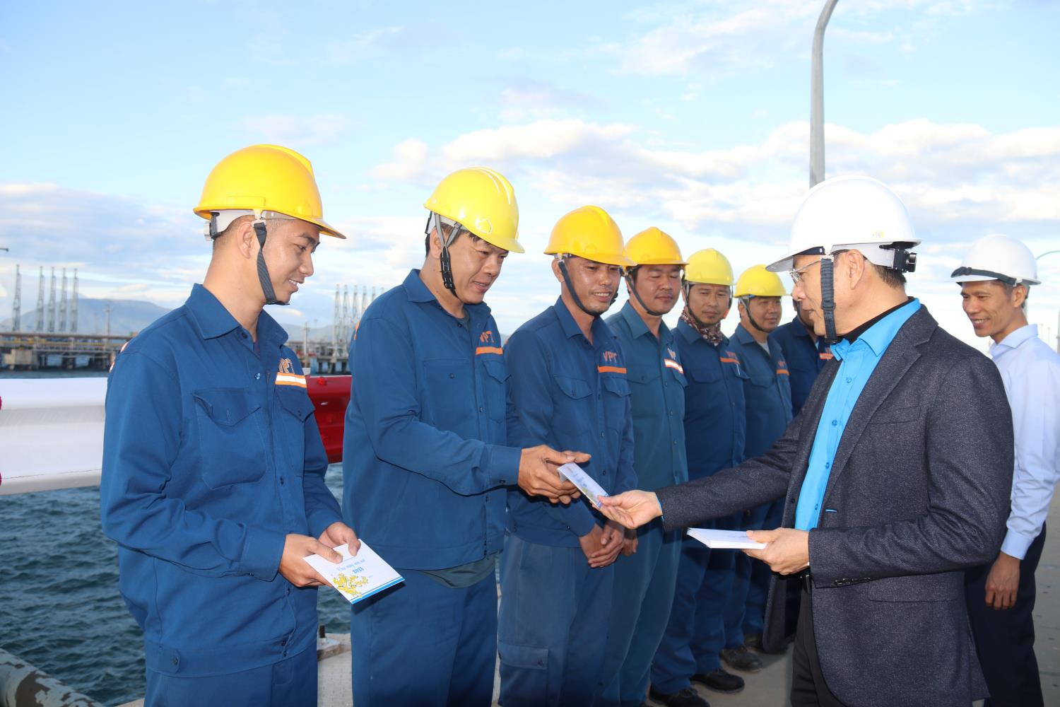 Mr. Phan Thanh Liem - Chairman of Khanh Hoa Labor Federation visited and encouraged union members working at Van Phong External Petroleum Depot. Photo: Phuong Linh
