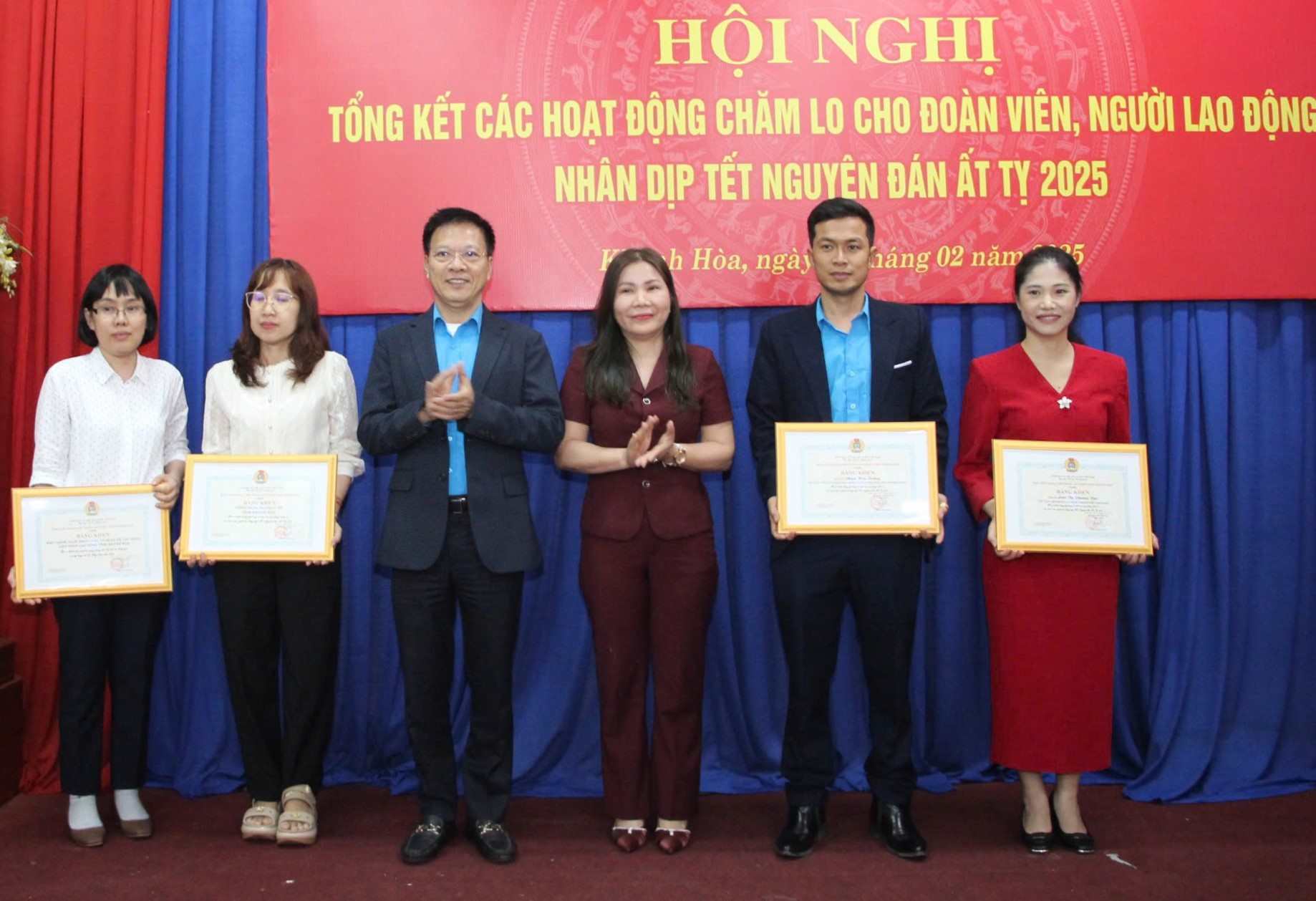 Lanh dao LDLD tinh Khanh Hoa khen thuong cac don vi tham gia tich cuc cac hoat dong cham lo Tet cho DV,NLD. Anh: Phuong Linh