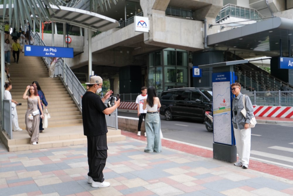 The more young people come to An Phu Metro Station to check-in in the afternoon, the more crowded they are. Photo: Anh Ngoc