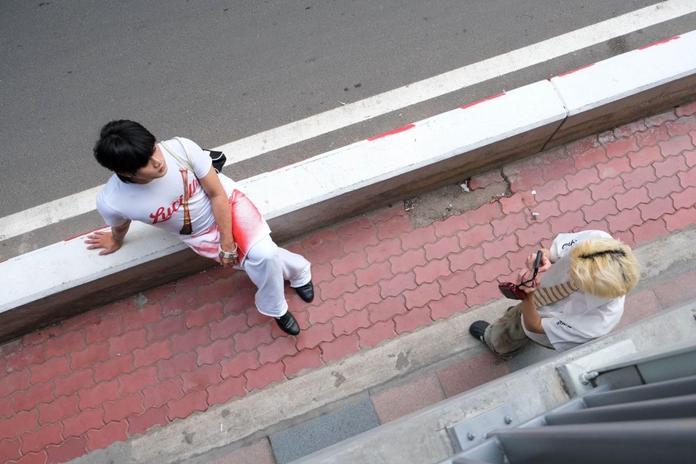 Nhieu ban tre chap nhan ngoi cho 10 - 20 phut de toi luot minh duoc chup o goc anh “quoc dan”. Ảnh: Ánh Ngoc