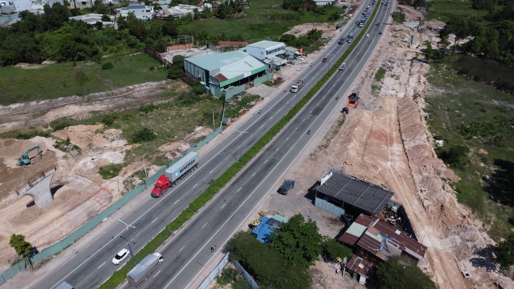 Doan 15,3km di trung voi du an duong Vanh dai 3 TPHCM. Anh: Dinh Trong