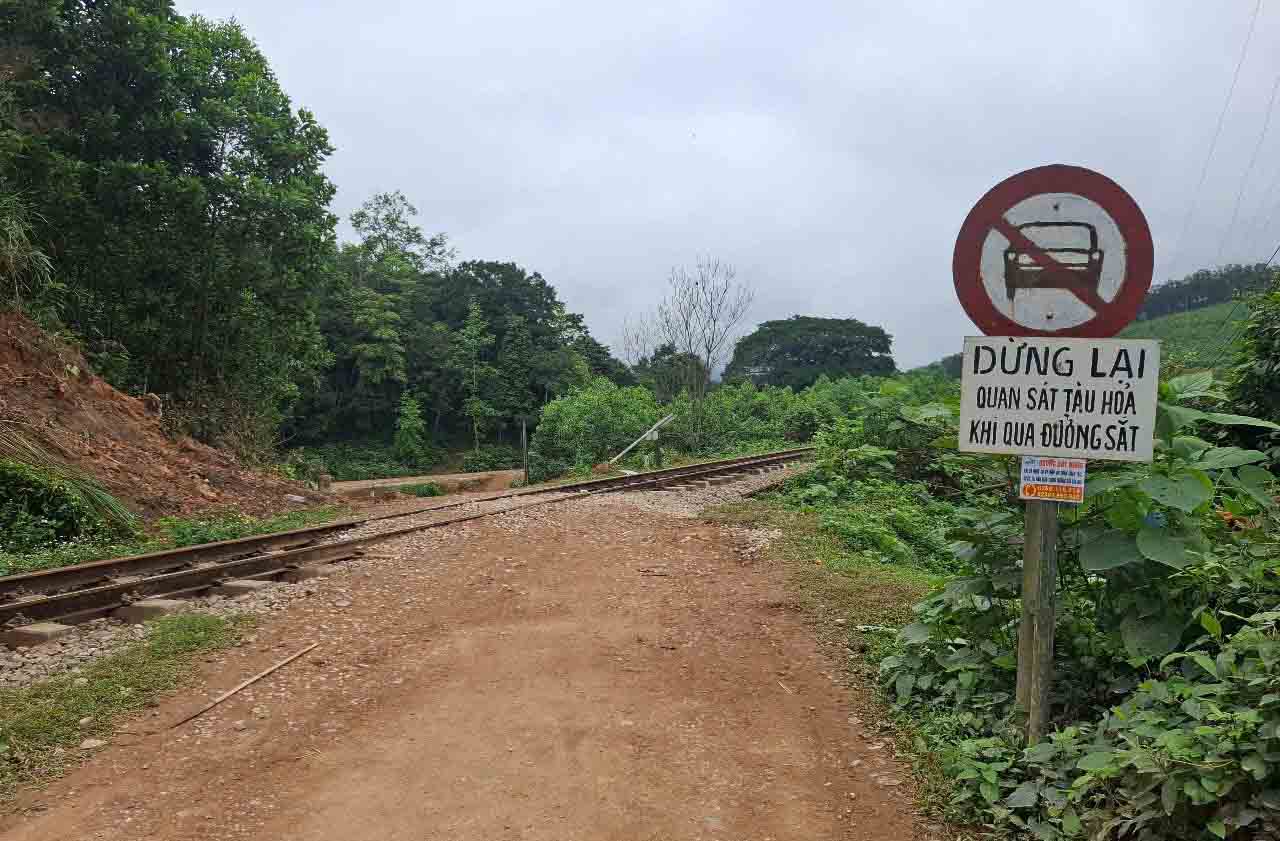The self-opened route caused an accident that paralyzed the railway section through Duc Lien commune (Vu Quang, Ha Tinh) on March 1. Photo: Tran Tuan.