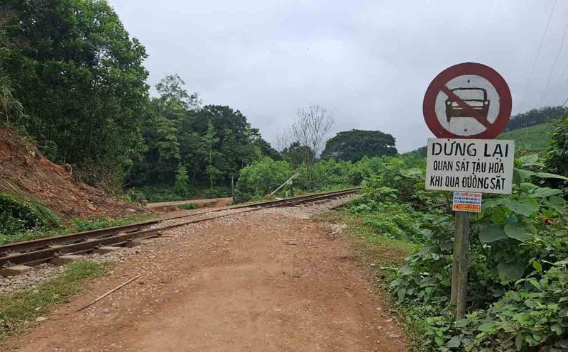 The self-opened route caused an accident that paralyzed the railway section through Duc Lien commune (Vu Quang, Ha Tinh) on March 1. Photo: Tran Tuan.