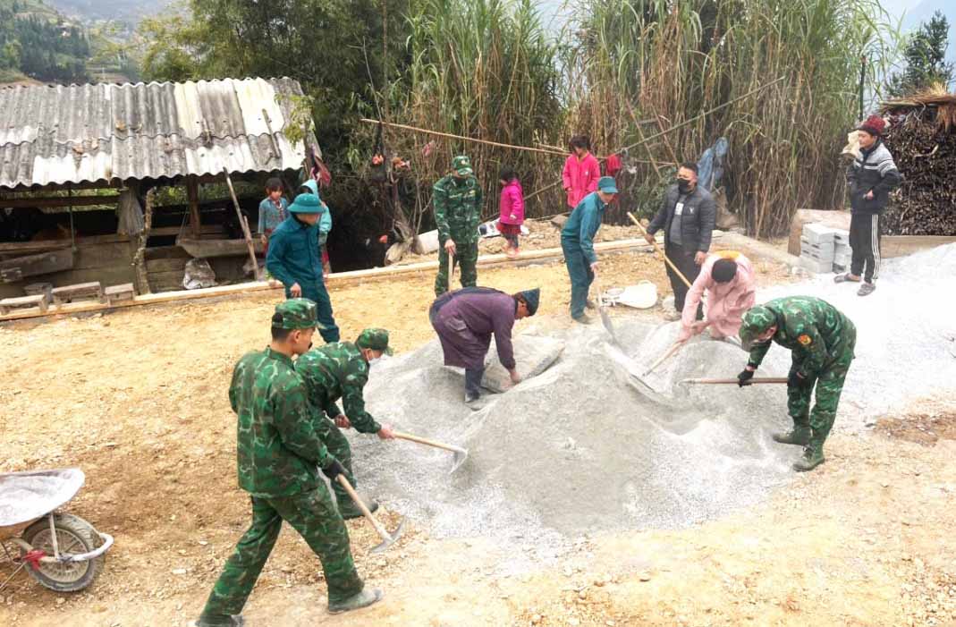 Cac luc luong cung chung tay ho tro nguoi dan xoa nha tam, nha dot nat o Ha Giang. Anh: Ha Linh.