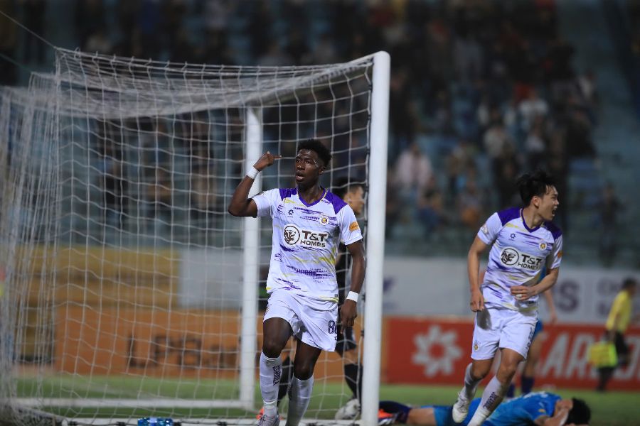 Hanoi FC won 3-0 against Da Nang. Photo: Minh Dan