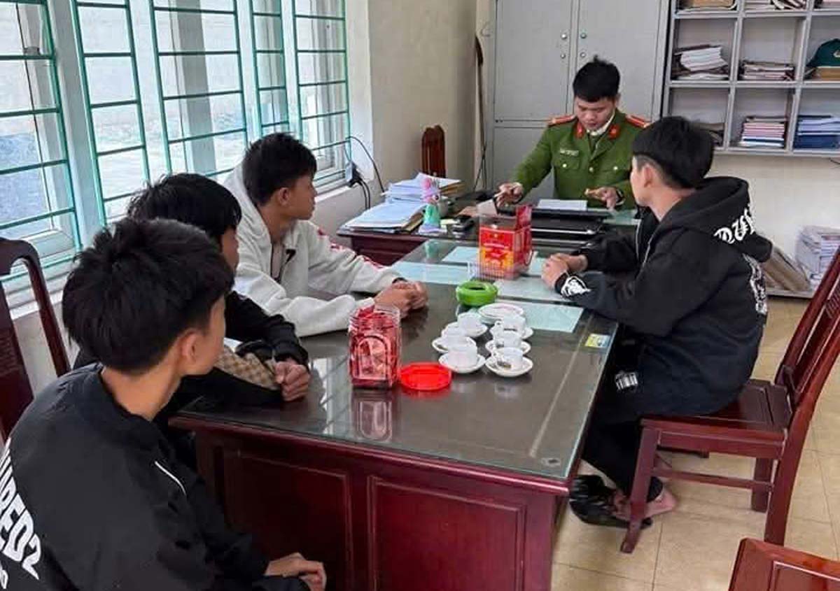 Nhóm thanh thiếu niên tại cơ quan công an. Ảnh: Công an tỉnh Nam Định