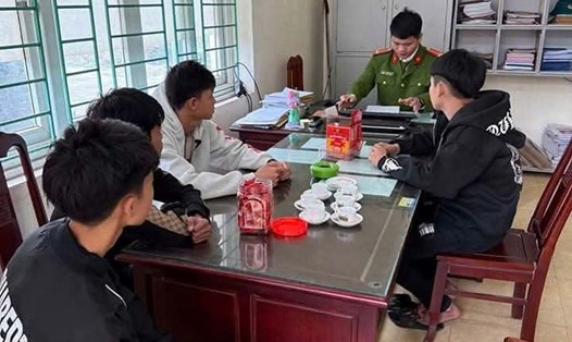 Nhóm thanh thiếu niên tại cơ quan công an. Ảnh: Công an tỉnh Nam Định