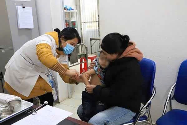 Thousands of cases in Cao Bang suffer from measles. Photo: Thuy Tien
