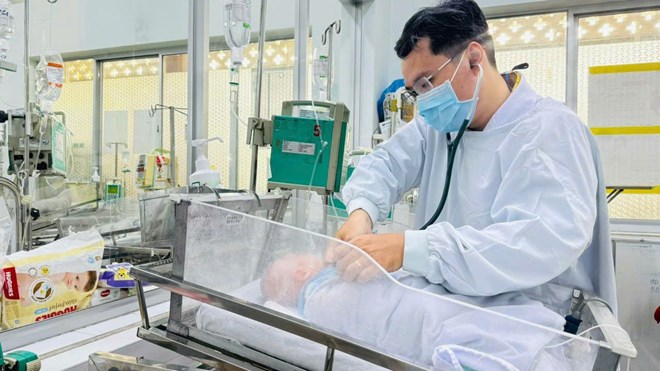 Bac si cham soc cho benh nhi. Anh: BVCC