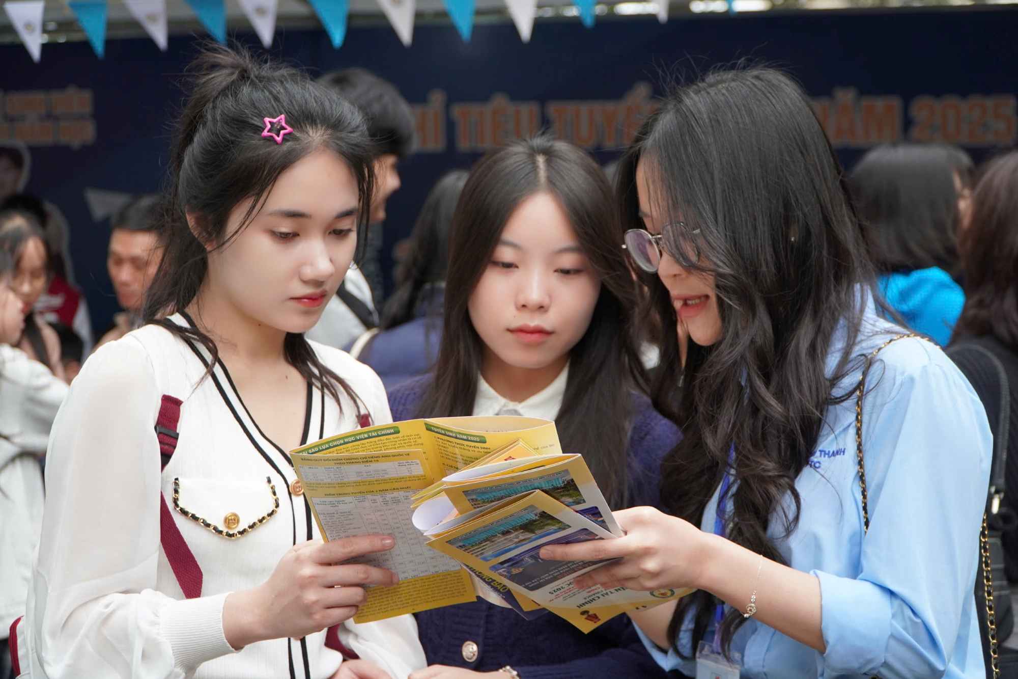 Students listen to advice at the 2025 Hanoi University of Science and Technology Admissions and Career Guidance Admissions Festival. Photo: Anh Duc