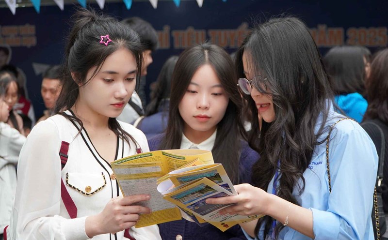 Students listen to advice at the 2025 Hanoi University of Science and Technology Admissions and Career Guidance Admissions Festival. Photo: Anh Duc