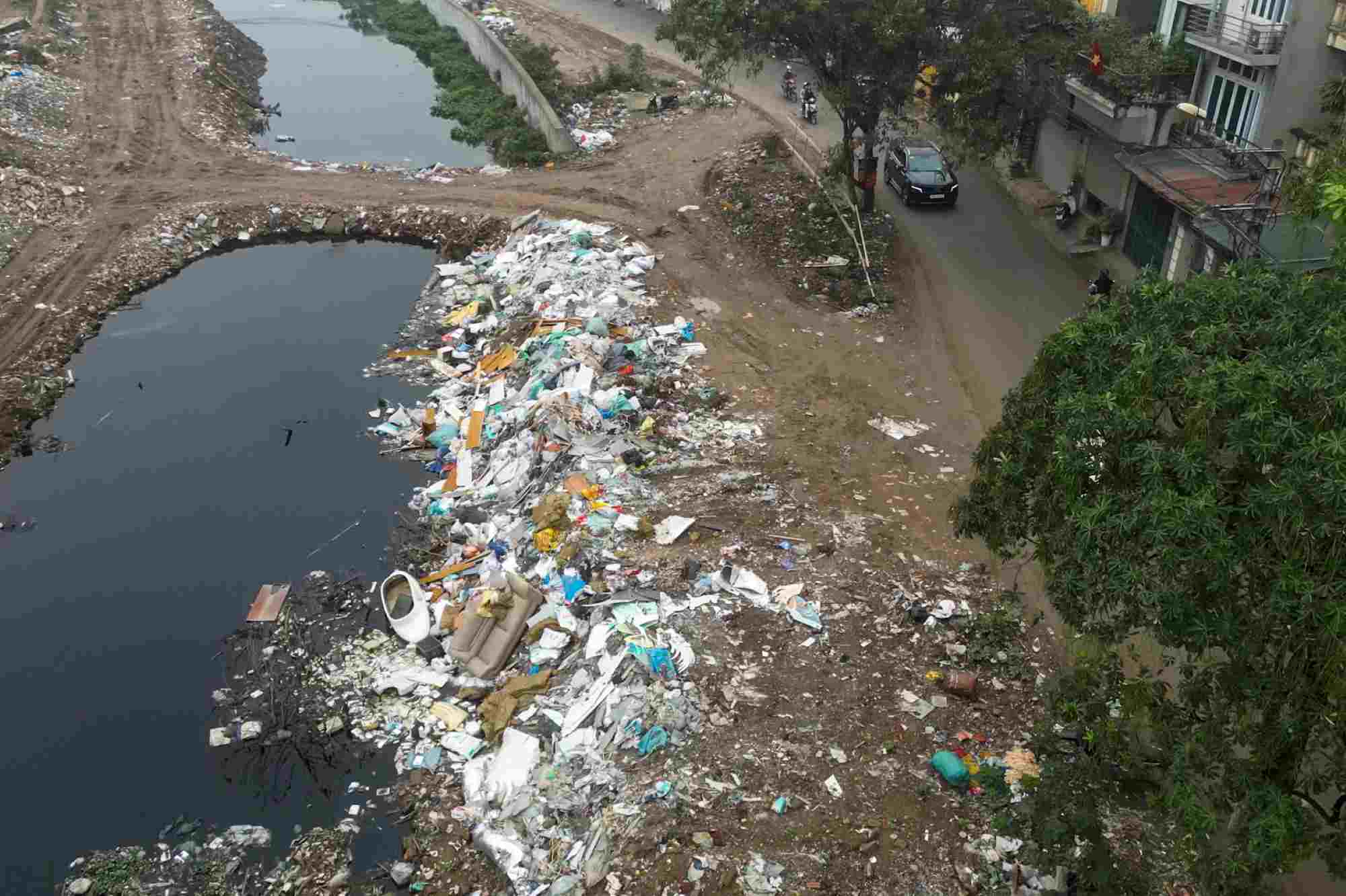 Garbage flooded La Khe canal. Photo: Tung Giang