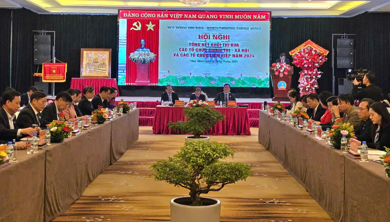 Delegates attending the Conference to summarize the Emulation Bloc of socio-political organizations and the Union in 2024. Photo: Nguyen Truong