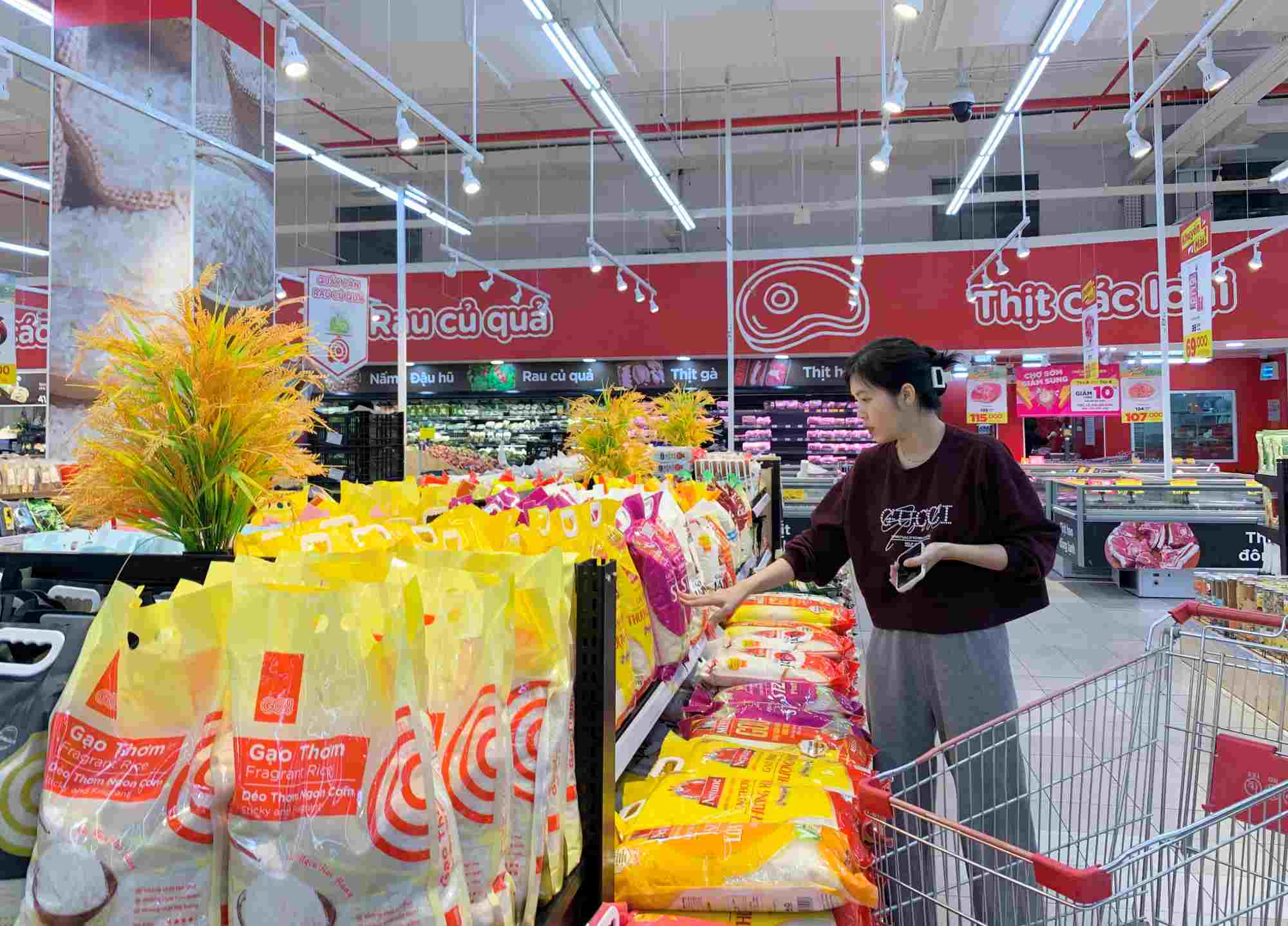 Rice types such as ST25 Shrimp Rice, organic rice and specialty rice are attracting attention thanks to their high quality and attractive promotional programs. Photo: Phuong Anh