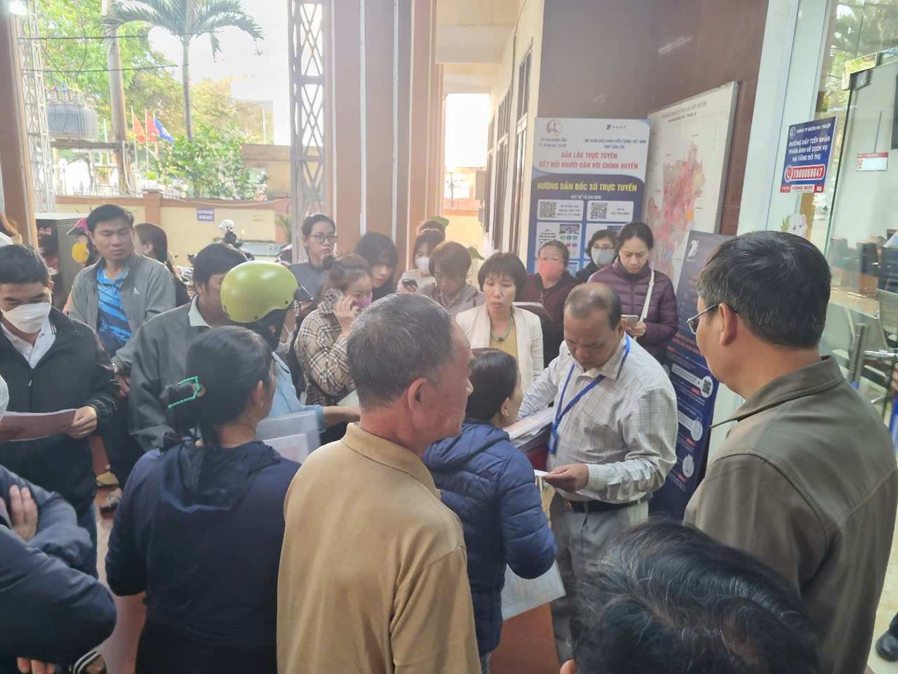 People in Buon Ma Thuot city jostle and wait to complete procedures related to land. Photo: Bao Trung