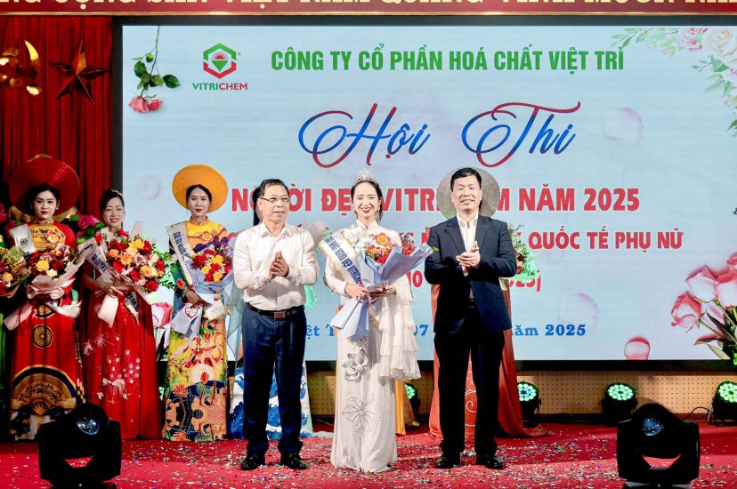 Mr. Nguyen Huy Thong - Chairman of the Vietnam Chemical Industry Trade Union (right) presented awards to female workers at the "Viet Tri Chemical Joint Stock Company Beauty Contest" in 2025. Photo: Viet Tri Chemical Joint Stock Company