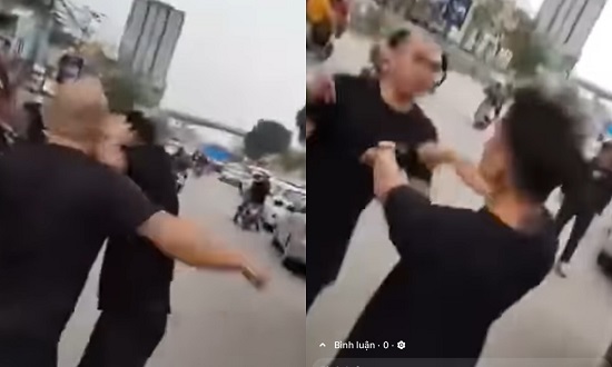 La imagen del hombre bloquea el automovil en la puerta del hospital Bach Mai, agrediendo a otros. Captura de pantalla