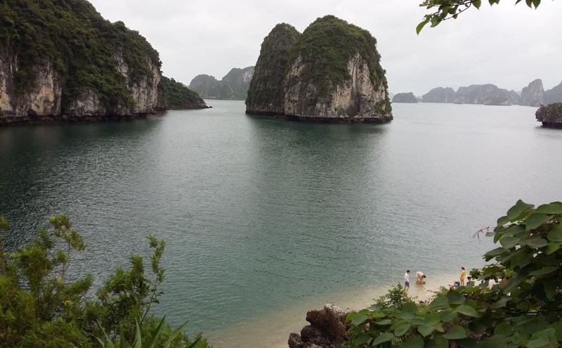 Tourist boats take tourists to Thien Canh Son beach, part of Ha Long Bay 4 Journey, but tourists are not allowed to swim. Photo: Nguyen Hung
