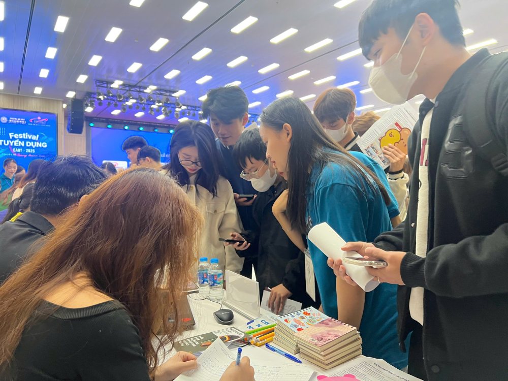 A large number of young workers participated in the job fair and recruitment fair organized by the Hanoi Employment Service Center on March 18. Photo: Quynh Chi
