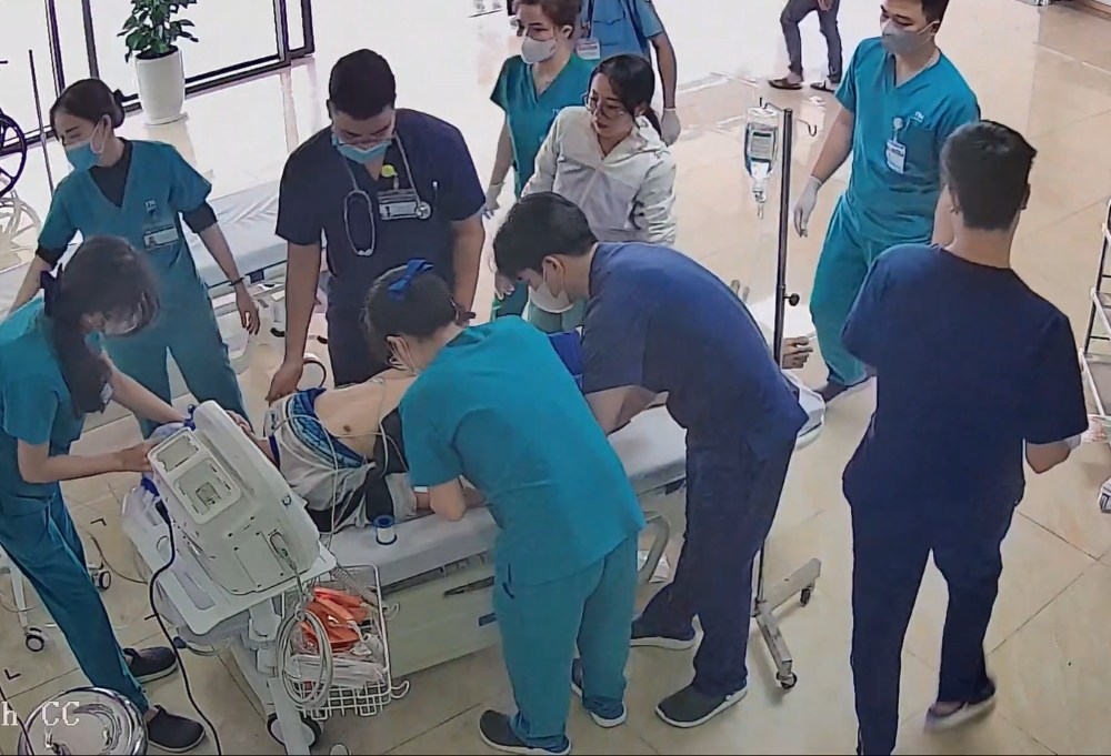 The patient was rescued by the hospital when he was electrocuted. Photo: Cut from clip