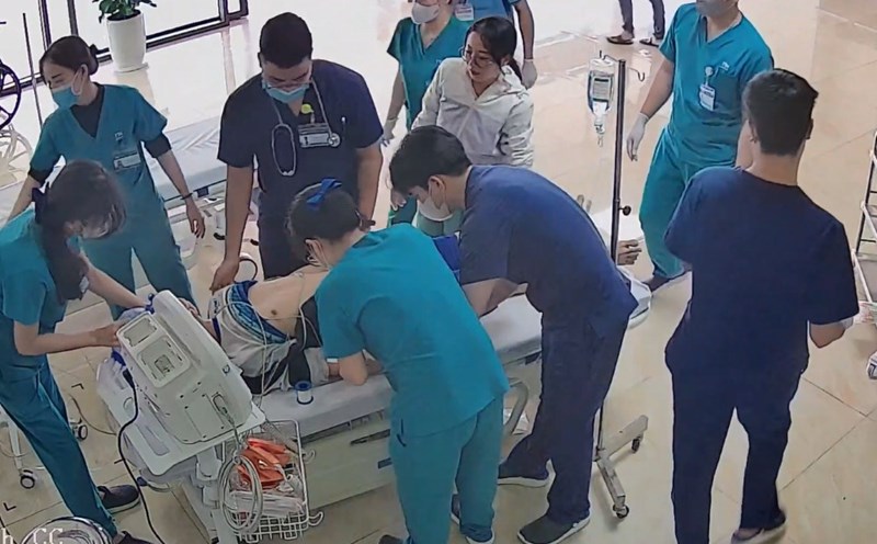 The patient was rescued by the hospital when he was electrocuted. Photo: Cut from clip