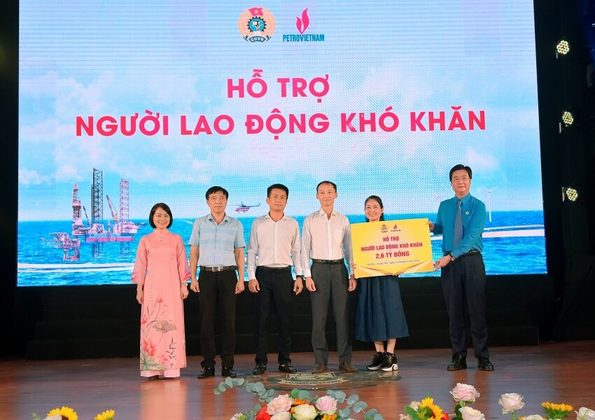 The Vietnam Oil and Gas Trade Union presented 2.6 billion VND in support to workers in difficult circumstances of the units on the occasion of Workers' Month 2024. Photo: DK Union