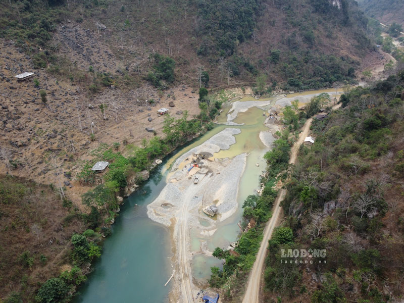 sand bandits Moi hooked the Gam River. Photo: PV Group.