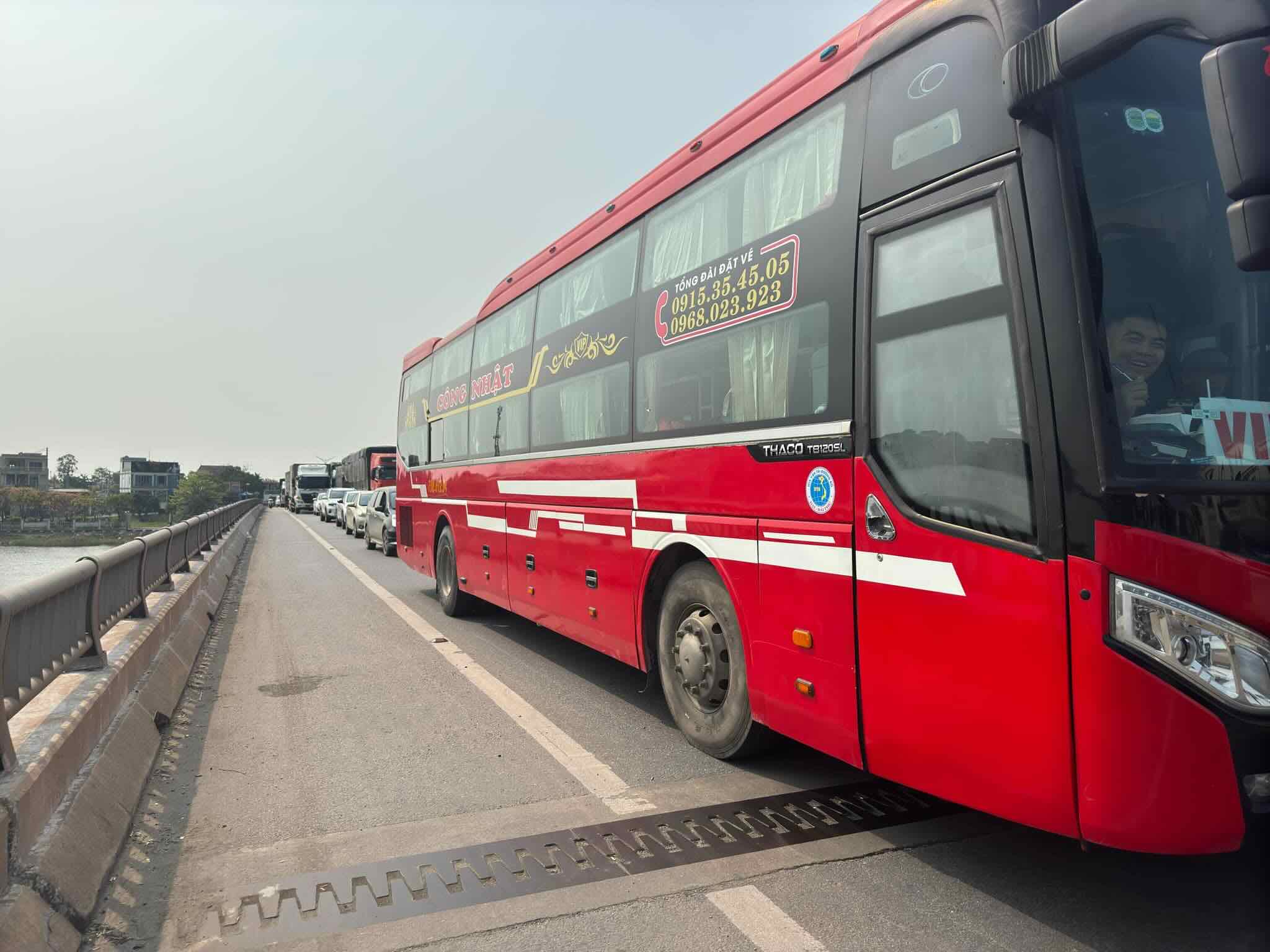 The accident caused National Highway 1 through Quang Binh to be congested for nearly 1km. Photo: Nha Uyen
