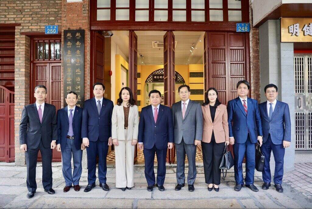 Member of the Party Central Committee, Deputy Prime Minister Nguyen Chi Dung and the working delegation took a souvenir photo at the relic site. Photo: VGP