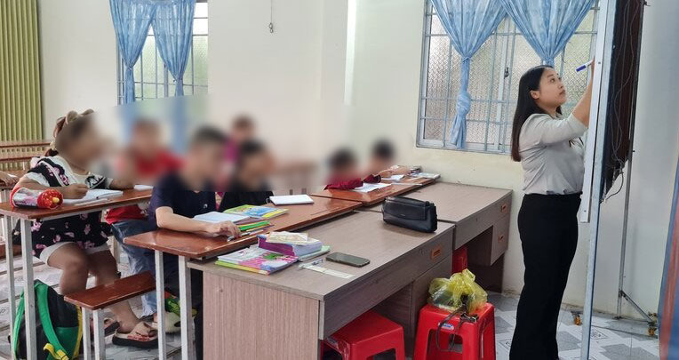 Ms. Thuy teaches children in a charity class in Ward 7, Bac Lieu City. Photo: Nhat Ho