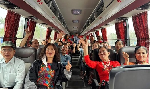 Tour du lịch Bắc Ninh miễn phí bằng xe buýt đông kín khách cuối tuần. Ảnh: Sở VHTTDL Bắc Ninh
