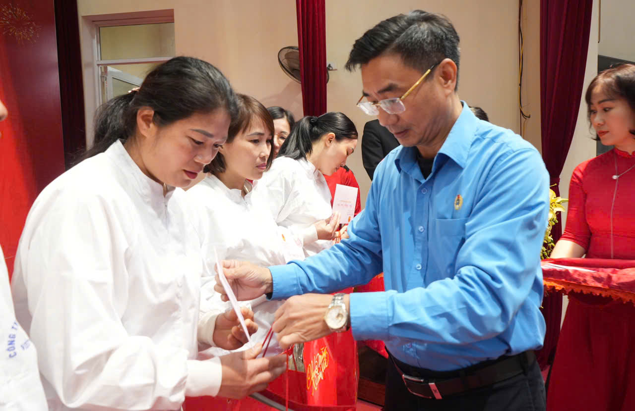 Mr. Nguyen Chuong Phat - Chairman of Yen Bai Labor Federation presented gifts to workers and laborers in difficult circumstances. Photo: Huyen Thuy