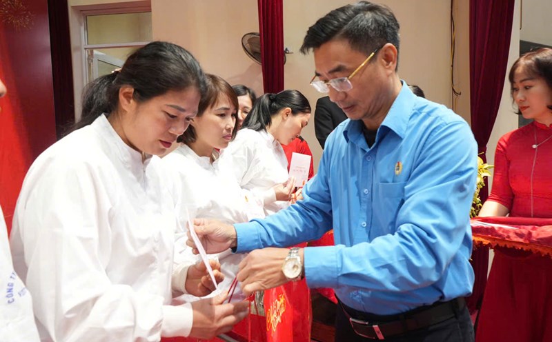 Mr. Nguyen Chuong Phat - Chairman of Yen Bai Labor Federation presented gifts to workers and laborers in difficult circumstances. Photo: Huyen Thuy