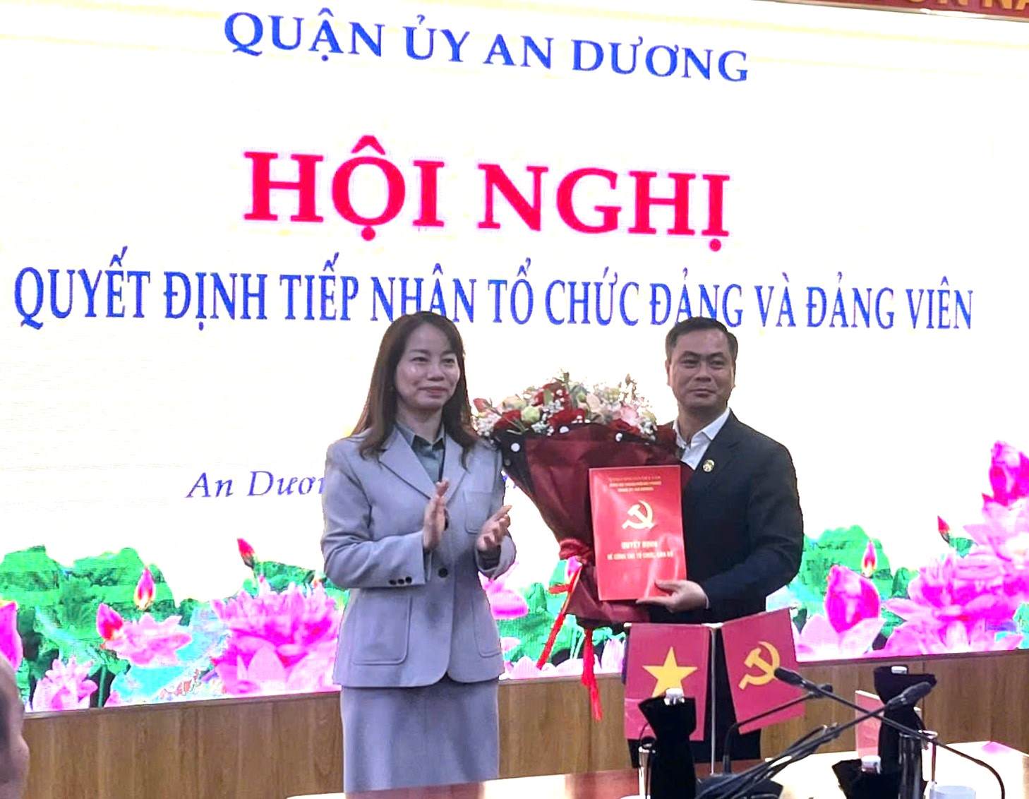 The Secretary of the An Duong District Party Committee presented the Decision to the Party Committee of Hai Phong College of Tourism. Photo: An Duong District Portal