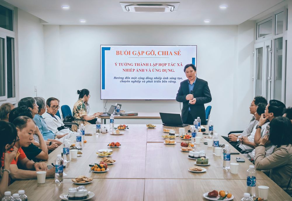 The Da Nang photography Association will establish a photography cooperative. Photo: Huynh Van Truyen