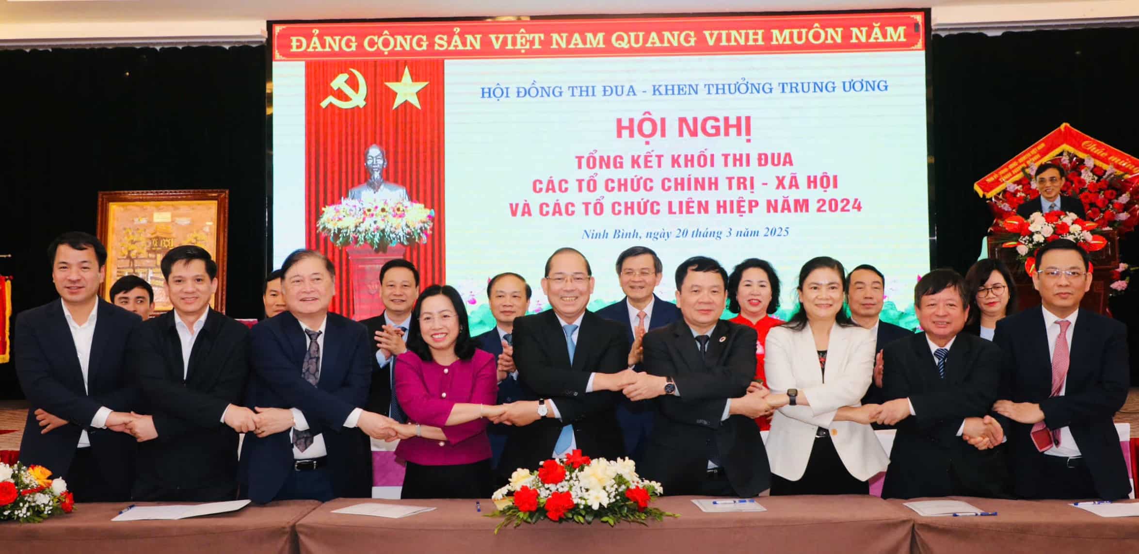 Representatives of leaders of socio-political organizations and unions in the Emulation Bloc signed the emulation covenant in 2025. Photo: Nguyen Truong