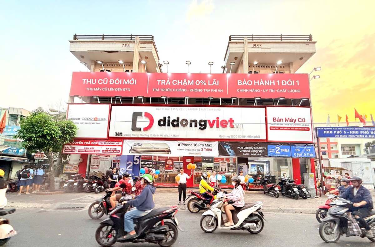 Hệ thống cửa hàng của Di Động Việt phát triển thành trung tâm mua sắm để khách hàng trải nghiệm dễ dàng. Ảnh: Loan Trần