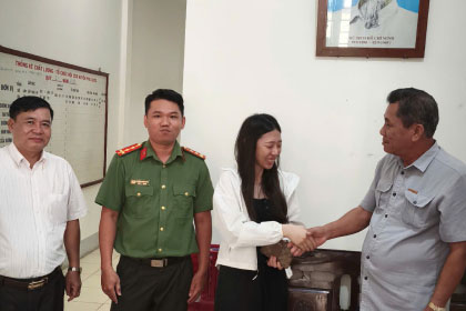 At the headquarters of the Veterans Association of Phu Quoc City, Mr. Quy returned the lost property to a foreign tourist. Photo: Provided by the police