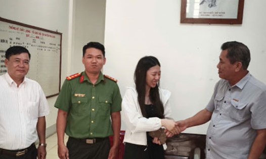 Tại trụ sở Hội Cựu chiến binh TP Phú Quốc, ông Quý trao lại tài sản bị rơi cho du khách nước ngoài. Ảnh: Công an cung cấp