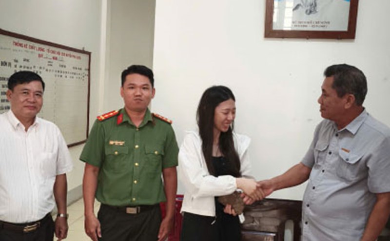 At the headquarters of the Veterans Association of Phu Quoc City, Mr. Quy returned the lost property to a foreign tourist. Photo: Provided by the police