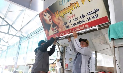 Tiểu thương chợ Hàn (quận Hải Châu, TP Đà Nẵng) sửa chữa lại tiệm sau khi chợ được nâng cấp. Ảnh: Nguyễn Linh