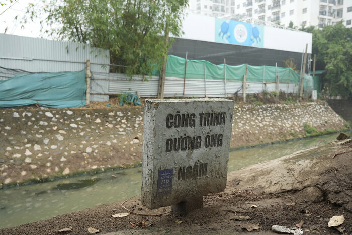 The pickleball court in Phuc Loi, Long Bien violates the safety of the gas pipeline. Photo: PV