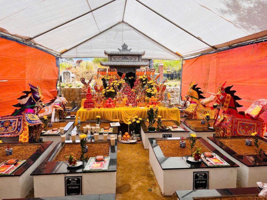 There are 200 graves with unidentified relatives, becoming unknown. Photo: Lam Hong