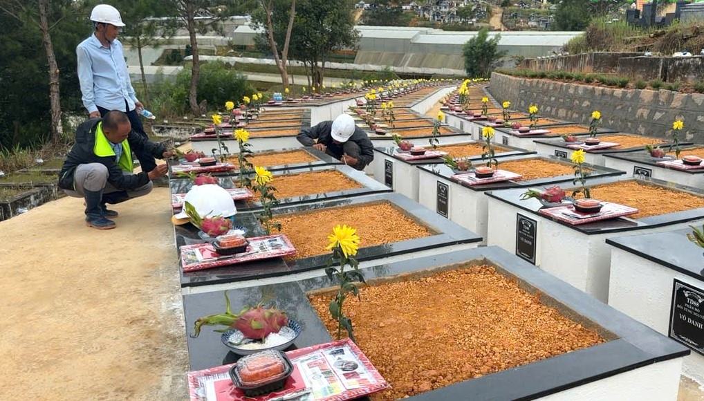 Nhung ngoi mo vo danh da duoc di doi, chon cat tai nghia trang Xuan Thanh. Anh: Lam Hong