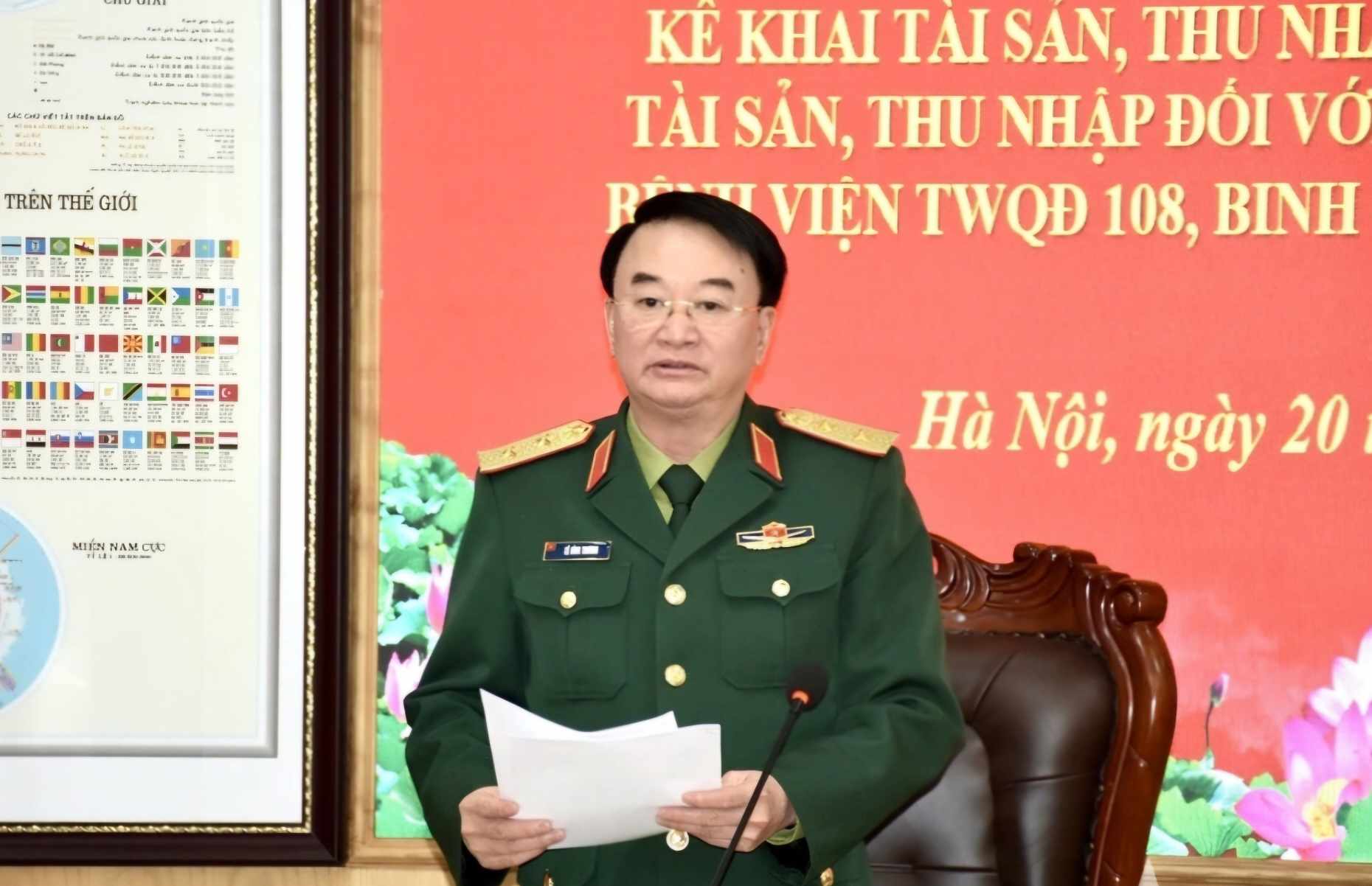 Lieutenant General Le Dinh Thuong - Chief Inspector of the Ministry of National Defense - gave a speech directing the conference to draw lots to randomly select people with the obligation to declare assets and income annually. Photo: Ministry of National Defense